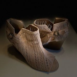 Women size 10 Barnes-65A Faux Suede Peep Toe Perforated Block Heel Bootie Taupe